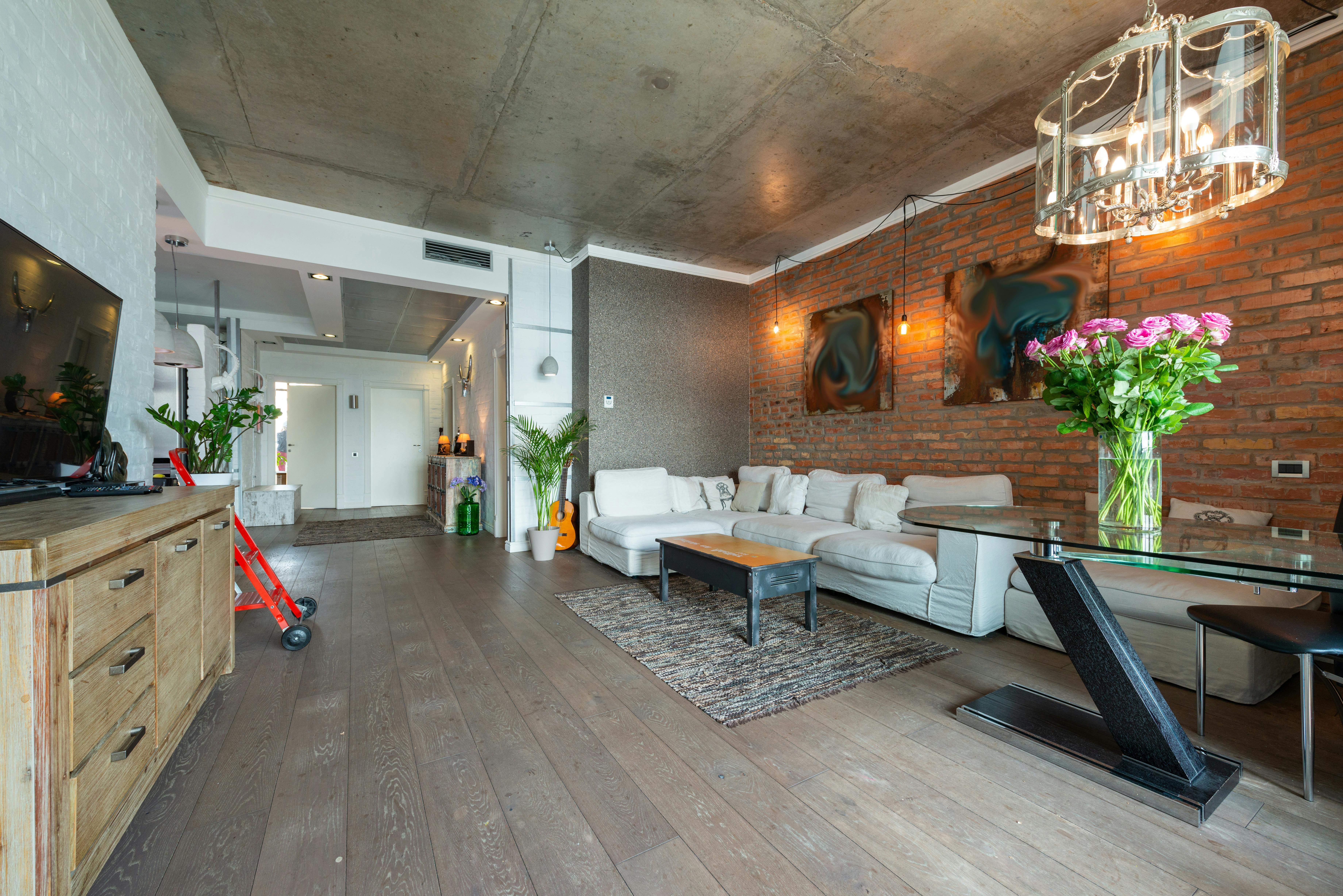 Helle Loft-Wohnung mit Industrial-Charme in Kölns historischer Altstadt